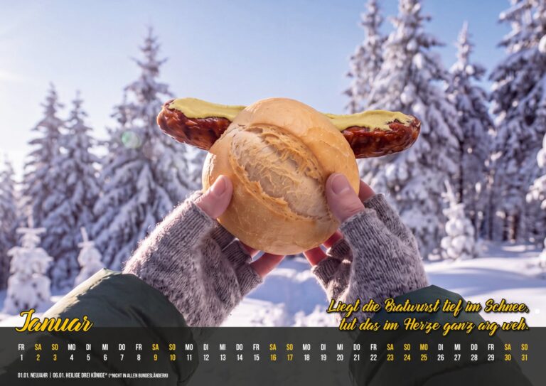 Januar: Rostbratwurst im Brötchen vor verschneitem Fichtenwald